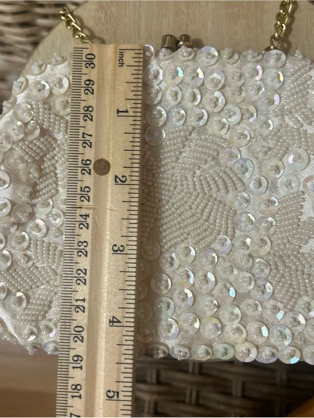 Cream Small Beaded Bag With Flower In Middle Kisslock Clasp